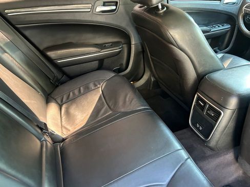Used 2016 Chrysler 300 Limited RWD image 28