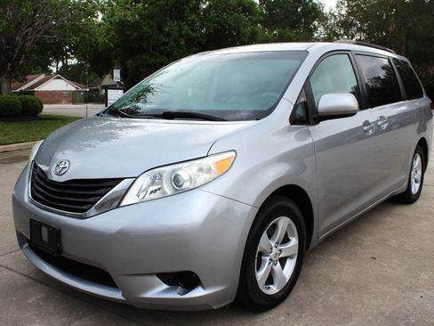 Used 2012 Toyota Sienna LE image 4