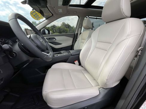 Used 2023 Nissan Rogue SV w/ SV Premium B Package FWD image 18