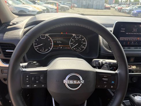 Used 2025 Nissan Rogue SV FWD image 30