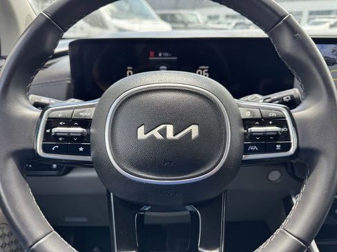 Used 2025 Kia Carnival FWD image 25