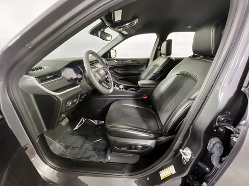 Used 2023 Jeep Grand Cherokee Altitude image 20