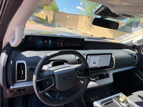 Used 2025 Ford Expedition Active image 14