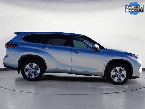 Used 2024 Toyota Highlander LE image 6