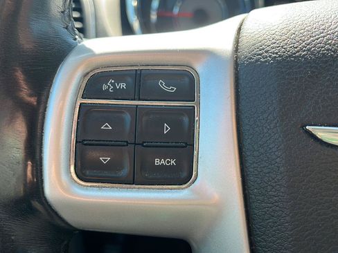 Used 2016 Chrysler Town & Country Touring FWD image 8