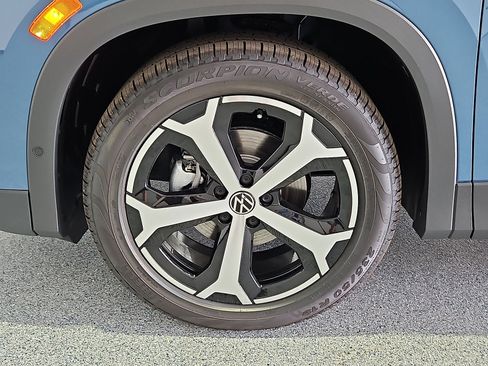 New 2026 Volkswagen Tiguan SE FWD image 12