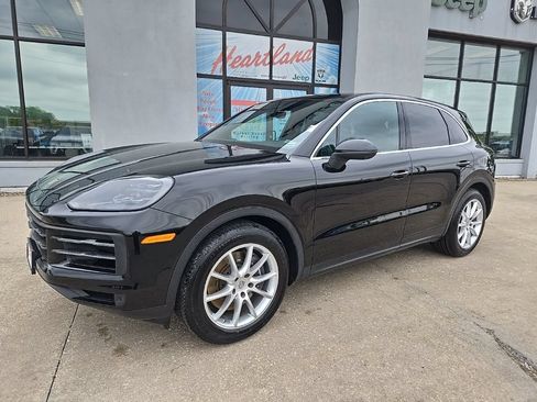 Used 2024 Porsche Cayenne w/ Premium Package AWD/4WD image 4