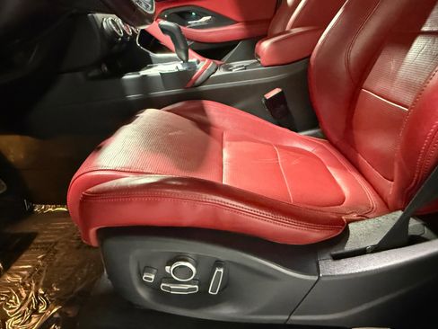 Used 2019 Jaguar E-PACE R-Dynamic SE image 30