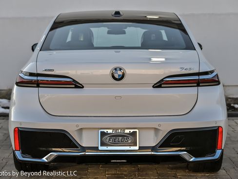 Used 2025 BMW 740i xDrive w/ Premium Package image 7