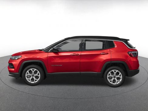 Used 2025 Jeep Compass Latitude AWD/4WD image 3