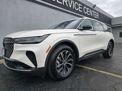 Used 2024 Lincoln Nautilus Premier image 7