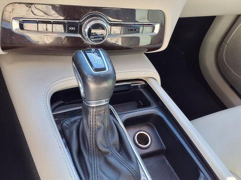 Used 2016 Volvo XC90 T6 Momentum w/ Momentum Plus Package image 22