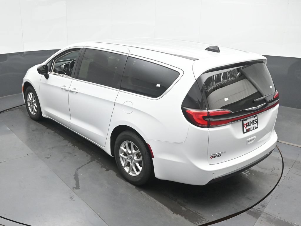 Used 2024 Chrysler Pacifica Touring-L FWD image 38