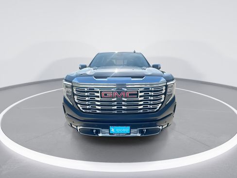 Used 2023 GMC Sierra 1500 Denali w/ Technology Package AWD/4WD image 3