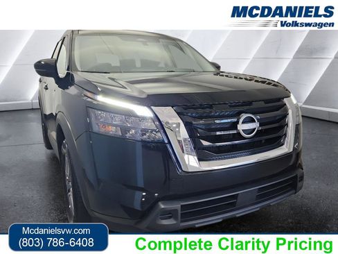 Used 2024 Nissan Pathfinder SV image 1