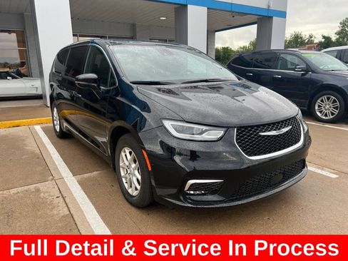 Used 2025 Chrysler Pacifica Select FWD image 3