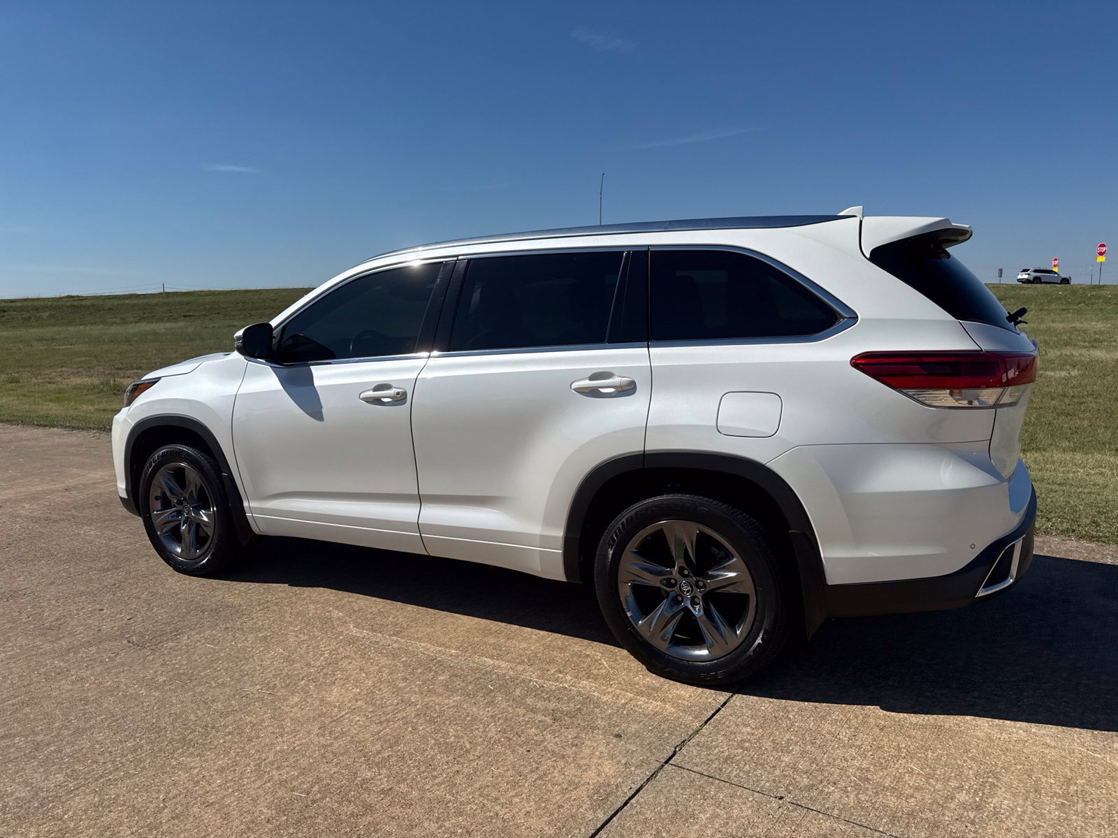 Used 2018 Toyota Highlander Limited Platinum w/ Carpet Mat Package (TMS) AWD/4WD image 8