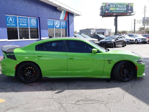Used 2017 Dodge Charger R/T RWD image 2
