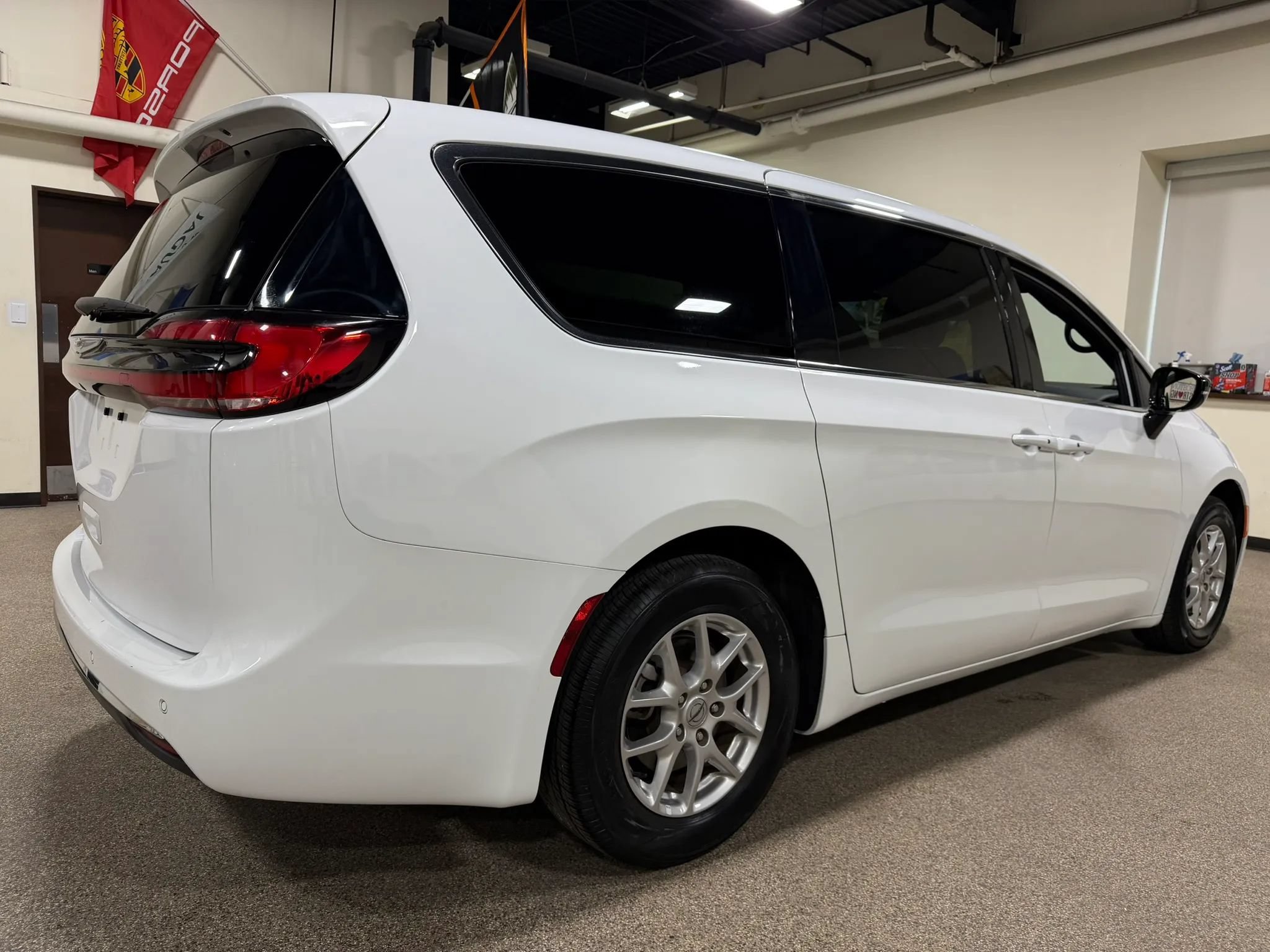 Used 2025 Chrysler Pacifica Select FWD image 16