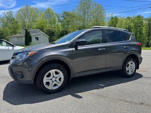Used 2015 Toyota RAV4 LE AWD/4WD image 2