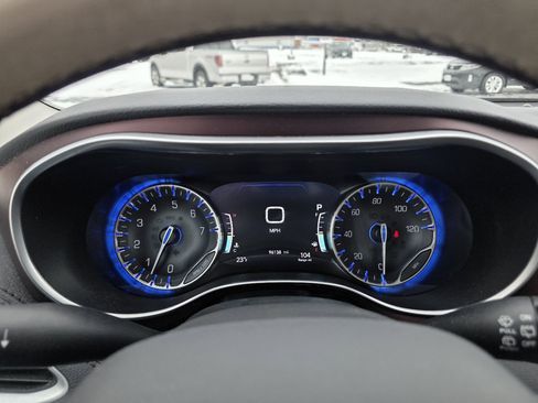 Used 2017 Chrysler Pacifica Limited image 10