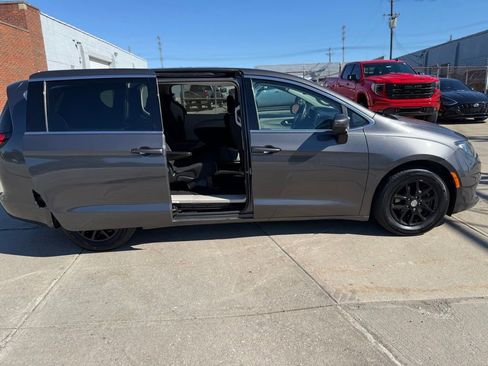 Used 2017 Chrysler Pacifica Touring FWD image 18