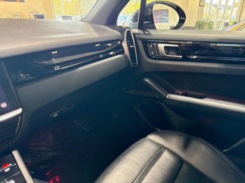 Used 2022 Porsche Cayenne image 27