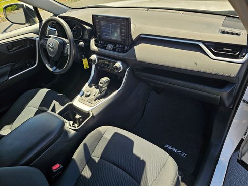 Used 2019 Toyota RAV4 LE AWD/4WD image 11