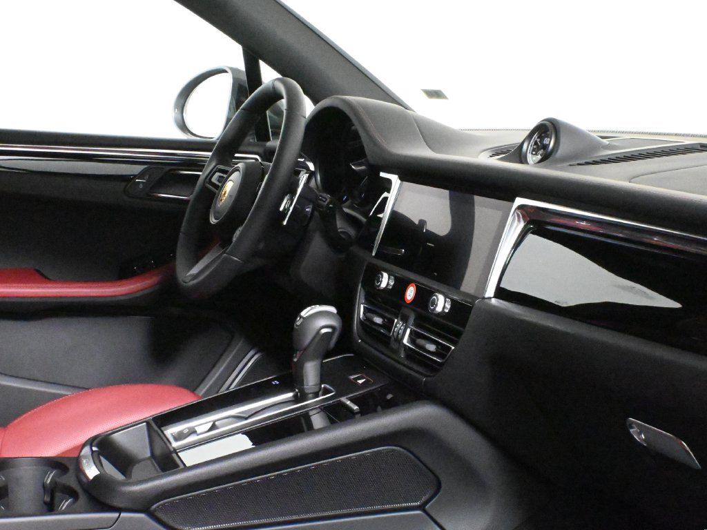Used 2026 Porsche Macan AWD/4WD image 38