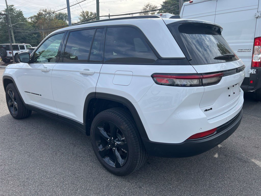 Used 2025 Jeep Grand Cherokee Limited AWD/4WD image 7