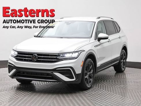 Used 2024 Volkswagen Tiguan SE image 1
