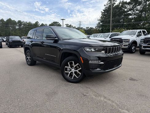 Certified 2025 Jeep Grand Cherokee Limited w/ Luxury Tech Group II AWD/4WD image 3