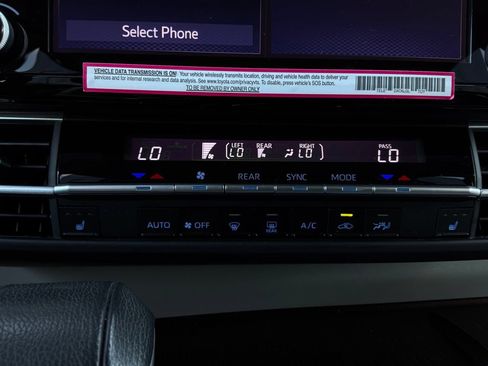 Used 2024 Toyota Sienna XLE FWD image 33
