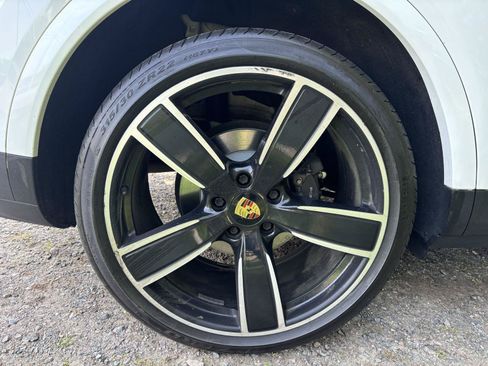 Used 2019 Porsche Cayenne w/ Premium Plus Package AWD/4WD image 26