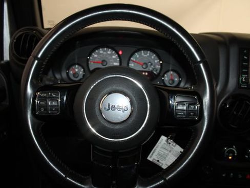 Used 2017 Jeep Wrangler Unlimited Sahara AWD/4WD image 19
