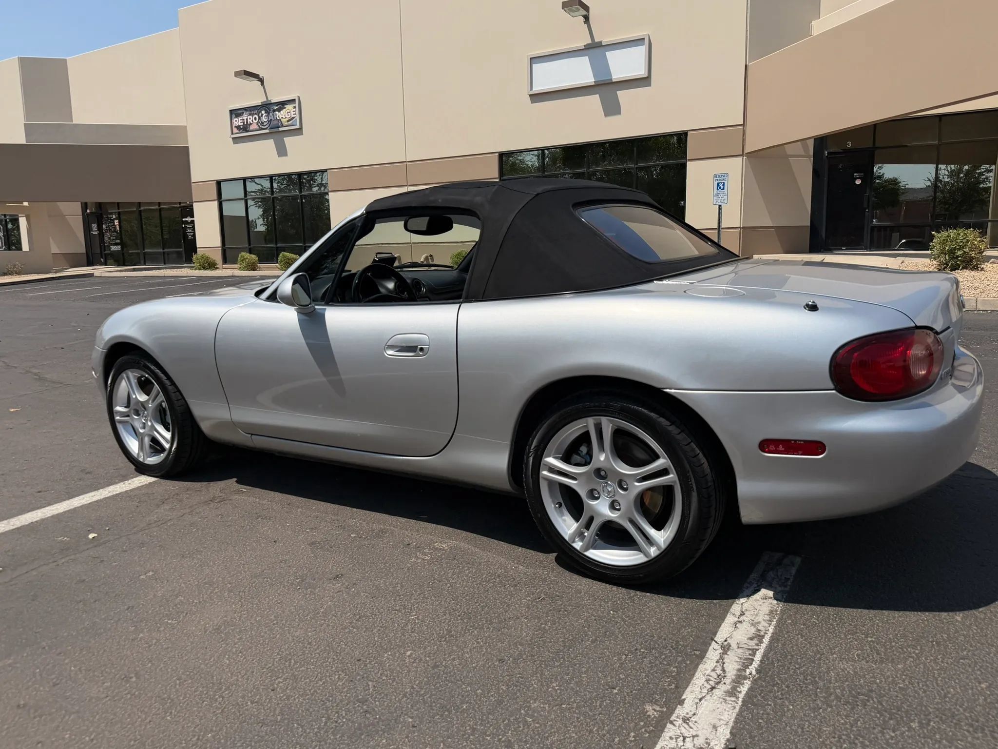 Used 2005 MAZDA MX-5 Miata LS RWD image 25
