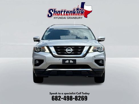 Used 2018 Nissan Pathfinder Platinum FWD image 2