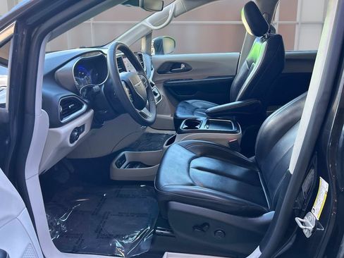 Used 2023 Chrysler Pacifica Touring-L FWD image 13
