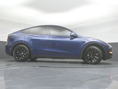 Used 2022 Tesla Model Y Long Range image 35