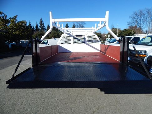 Used 2018 Ford F450 XL w/ Trailer Tow Package image 3