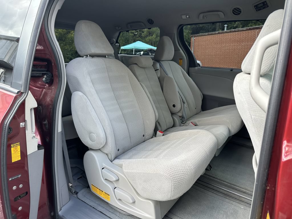 Used 2014 Toyota Sienna LE FWD image 26