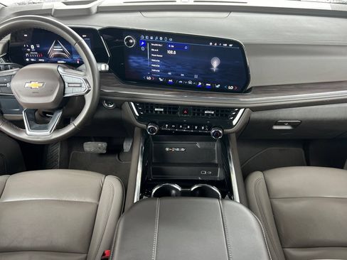 Used 2025 Chevrolet Suburban LT AWD/4WD image 21