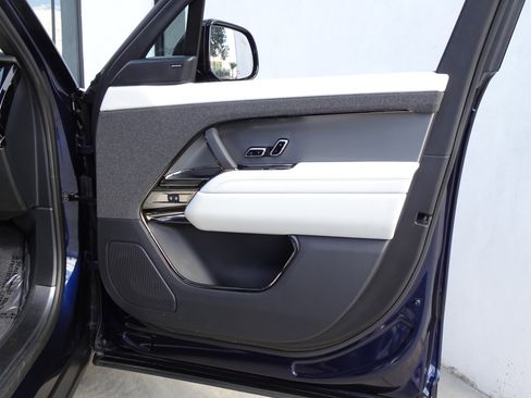 Used 2023 Land Rover Range Rover Sport SE image 18