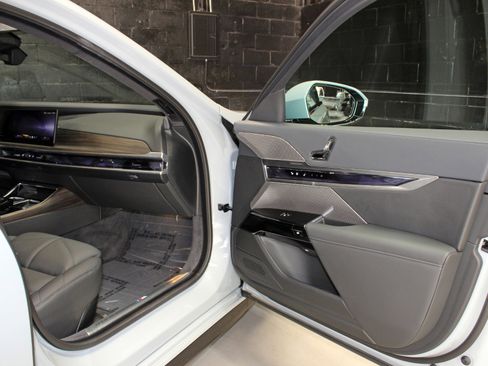 Used 2024 BMW 740i 740i M Sport Package image 25