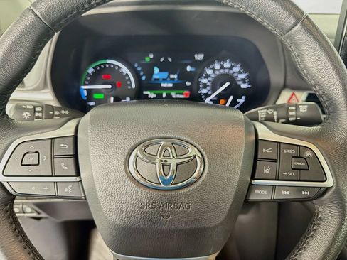Used 2025 Toyota Sienna XLE FWD image 16