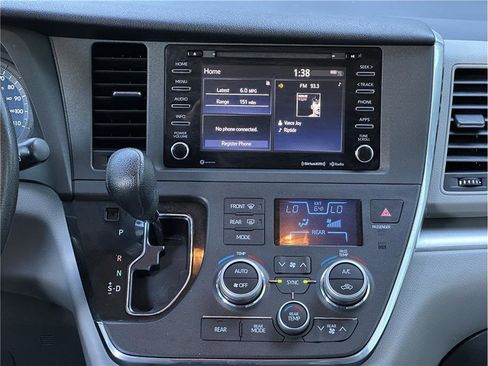 Used 2018 Toyota Sienna LE image 22