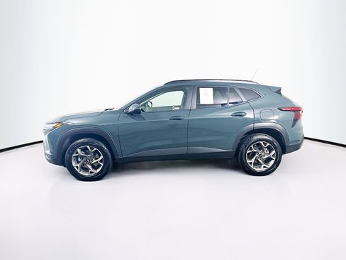 Used 2025 Chevrolet Trax LT FWD image 4