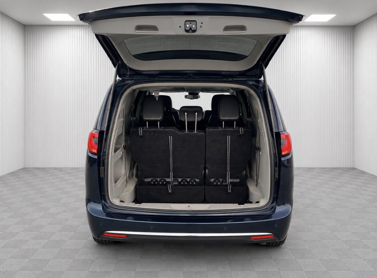 Used 2023 Chrysler Pacifica Touring-L FWD image 5