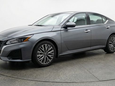 Used 2025 Nissan Altima 2.5 SV image 2