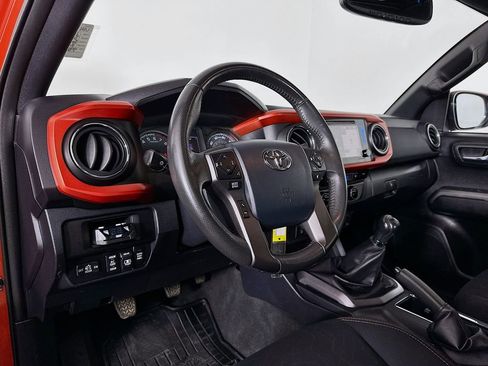 Used 2017 Toyota Tacoma TRD Off-Road image 10